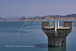 Image du Maroc Professionnelle de  Le barrage Oued El Makhazine, conçu pour le développement et  l'irrigation du périmètre du Loukkos. Ainsi les champs situés dans le triangle Ksar El Kébir, Larache, Moulay Bouselham profitent de cette infrastructure. Cette importante réalisation située sur El Oued Loukkos sert à la régularisation inter annuelle des débits tout en formant une protection contre les crues, au Jeudi 1er Septembre 2005 à cette datte le barrage dispose 309 Million de M3. (Photo / Abdeljalil Bounhar) 